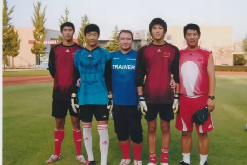 Torsten Massoth (Mitte) mit chinesischen Fußballern.