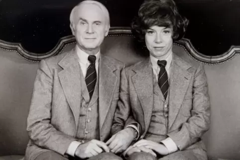 Sie konnten’s: Vicco von Bülow alias Loriot (1923 bis 2011) und Evelyn Hamann (1942 bis 2007) auf dem legendären Loriot-Sofa. 