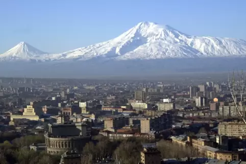 Nach Armenien, das von feindlichen Nachbarn eingekeilte kleine Land am Rande Europas, führt der Erstlingsroman von Corinna Kulen