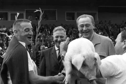 FCK-Trainer Gyula Lorant (links) bekam zu seinem Abschied vom Betzenberg 1967 ein Schwein geschenkt. 