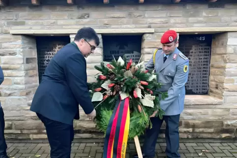 Hüfflers Ortsbürgermeister Helge Schwab legte am Ehrenmal mit Soldaten der Patenbatterie einen Kranz nieder. 