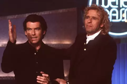 Gestatten, Bond, James Bond (von links): Schauspieler Pierce Brosnan und Thomas Gottschalk 1997 in Mannheim.