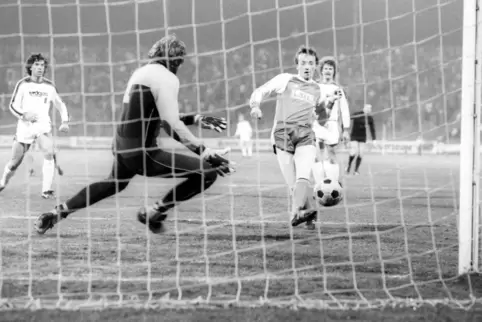 DFB-Pokal 1980. Helmut Behr schießt das 1:0 gegen Borussia Mönchengladbach. 