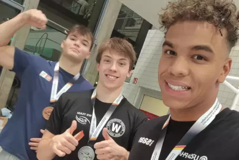 Selfie mit Medaillen: Michael Raje (rechts), Schwimmer der Wassersportfreunde Zweibrücken, gewinnt bei der Kurzbahn-DM über 100 