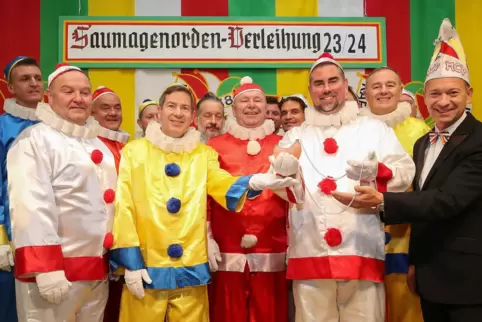 Die stolzen Träger des 31. Saumagenordens der KG Schlotte: die Mainzer Hofsänger. 