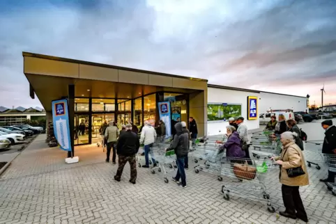 Gleich öffnen sich die Türen: die ersten Kunden des Aldi-Markts in Schwegenheim.