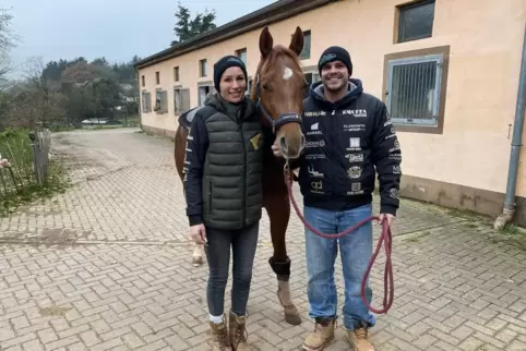Nina Lill, Pferd Jay Jay und Dominik Reminder bei den Ställen im heimischen Hof in Börsborn. 