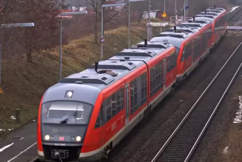 Für die Direktzüge nach Mainz werden zusätzliche Desiro-Triebwagen (Baureihe 642) gebraucht. Die sind derzeit aber besonders kna