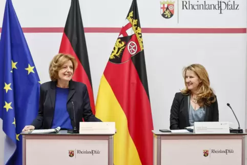 Ministerpräsidentin Malu Dreyer (SPD, links im Bild) zweifelt nicht an den Angaben ihrer Medienstaatssekretärin Heike Raab (SPD)