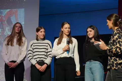Geballte Frauenpower: Miriam Welte (rechts) interviewt Joelle Messemer, Hannah Kunz, Anne Slosharek und Jule Märkl (von links).