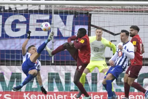 Florian Niederlechner liegt quer in der Luft, versenkt den Ball zum 2:1 für die Hertha im Tor des FCK. 