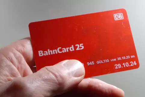 Die Deutsche Bahn will die für Vielfahrer gedachten BahnCards künftig nur noch digital vergeben und auf die Variante aus Plastik