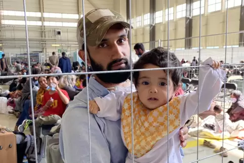 Szene vom September 2021: Ein Afghane wartet mit seiner Tochter auf der US Air Base Ramstein auf seinen Weiterflug in die USA. 
