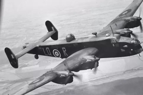 Eine Maschine vom Typ Handley Page Halifax Mk. II. Teile eines solchen Bombers gingen 1943 über dem Wald bei Esthal nieder. 