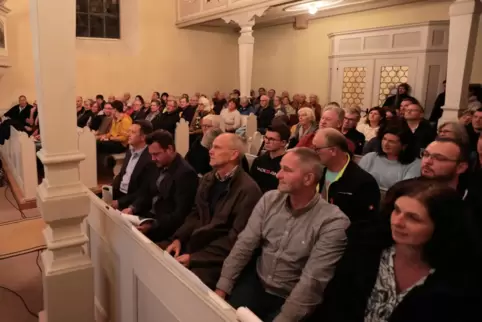 Das Thema Sängerhalle bewegt die Bissersheimer: Bei einer Bürgerversammlung im November war die Kirche proppenvoll.