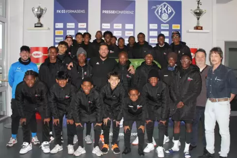 Im Klub-Treff auf der Husterhöhe: die Spieler der Fußball-Akademie „Total Football Excellence" aus Johannesburg/Südafrika mit de