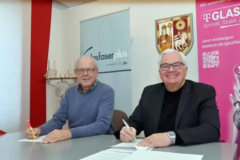 Hornbachs Bürgermeister Reiner Hohn, und Telekom-Manager Gerd Schäfer (von links) bei der Vertragsunterzeichnung.