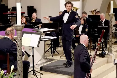 Traf den Geschmack des Publikums: das Landespolizeiorchester Rheinland-Pfalz mit Dirigent Stefan Grefig und Fagottist Bernd Schn