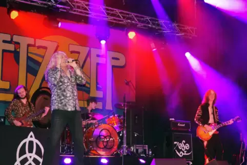 Nah dran am Original: Die Tribute-Band Letz Zep am Donnerstag auf der Pirmasenser Festhallen-Bühne (von links: Jack Lonergan, Bi