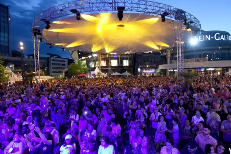 Das zweite Rheinuferfest zieht 20.000 Besucher an. 