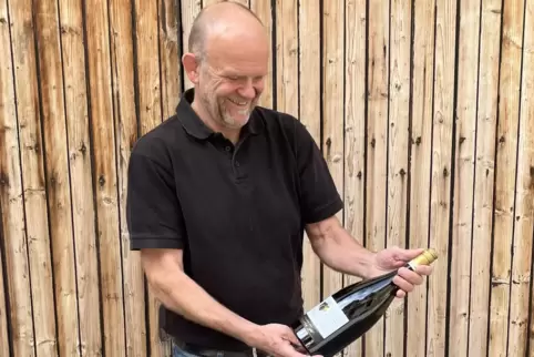 Eckhard Walter mit einer Magnumflasche aus seinem Weingut Fritz Walter in Niederhorbach. 