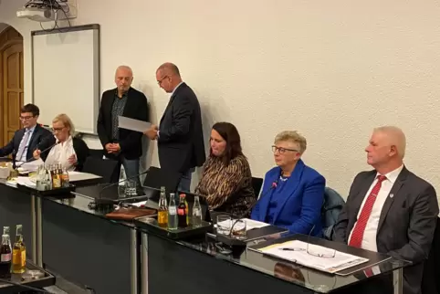 Nach seinem knappen Wahlsieg gegen Richard Roschel (ganz rechts) wird Uwe Unnold (stehend links) von Bürgermeister Peter Degenha