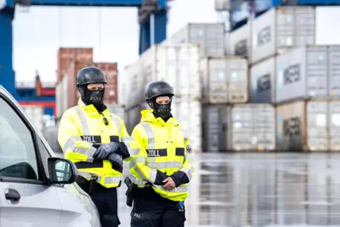 Der Zoll kontrolliert Container im Hafen von Bremerhaven. Polizei und Zoll haben nach Angaben des Bundeskriminalamts im Jahr 202