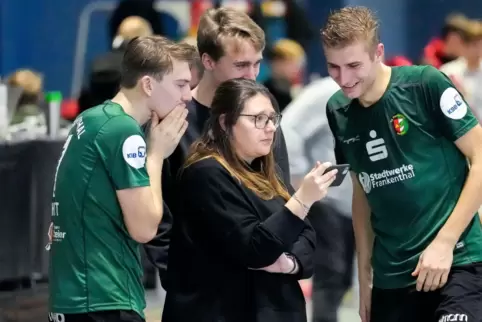 Bange Blicke auf das Smartphone nach dem letzten Saisonspiel in der Halle beim TSV Mannheim: Was macht der Konkurrent Wiesbaden 