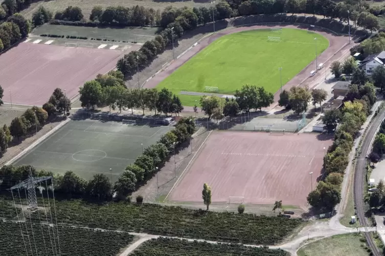 Soll umfassend saniert werden und mit dem Neubau der Umkleide geht’s los: Rudolf-Harbig-Stadion. 