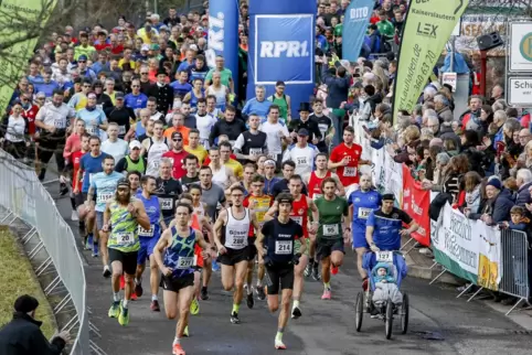  2022 machten sich 477 Läuferinnen und Läufer auf die Strecke. Vorne mit der Nummer 214 der spätere Sieger Max Rahm.