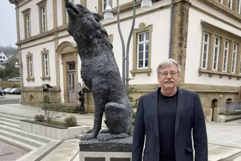 Herwart Dilly neben der Wolf-Skulptur des Künstlers Erich Koch auf dem Rathausplatz. Als diese nach Wolfstein kam, war er Beigeo