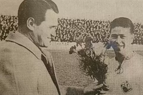 Januar 1965: FKP-Präsident Gustav Käfer (links) ehrt Horst Schmitt für 300 Spiele in der ersten Mannschaft. 