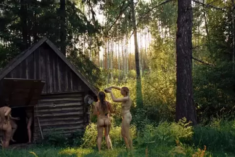 Der Dokumentarfilm „Smoke Sauna Sisterhood“ folgt einer Gruppe estnischer Frauen in die Rauchsauna mitten im Wald, wo in den Ges