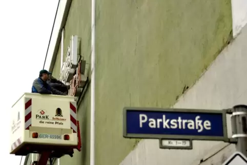 Ende einer Ära: Arbeiter entfernen am 12. Januar 2005 an der Brauerei den Schriftzug „Parkbrauerei-Braustätte Zweibrücken“. 