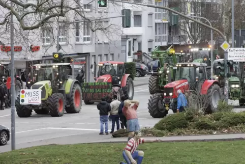 In der Stadt wollen heute wieder zahlreiche Landwirte gegen die geplanten Kürzungen der Subentionen demonstrieren. Staus werden 