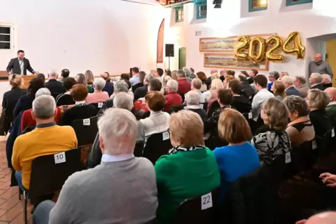 Die Kulturscheune war komplett gefüllt, als Ortsbürgermeister Timo Glaser über die Projekte im Jahr 2024 sprach.