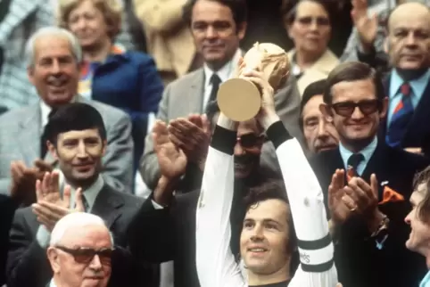 Franz Beckenbauer 1974 mit dem WM-Pokal. 