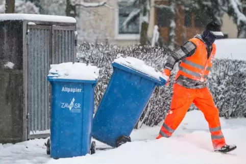 Auch der Weg zu den Abfallbehältern sollte eigentlich von Schnee frei gehalten werden . 