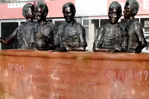 Die Lauterer „Helden von Bern“, verewigt von Richard Henkel. Die Bronzeskulptur grüßt Fußballfans hinter der Westtribüne des Fri