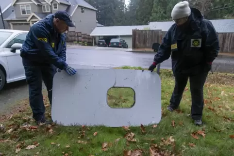 Das abgerissene Kabinenteil von Alaska-Airlines-Flug 1282 wurde in einem Garten in Portland gefunden. 