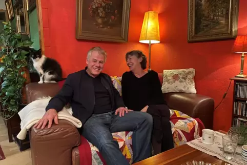 Gruppenbild mit Katze: Luna, Rainer Furch und Madeleine Giese, letztere bilden zusammen das Duo Wortlaut. 