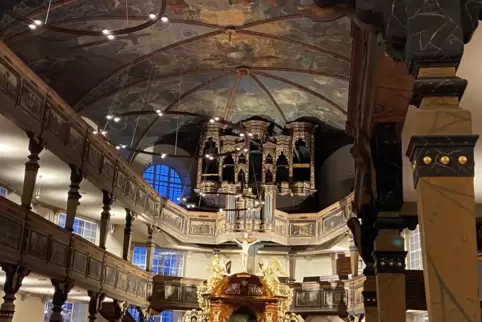 Leer: Von der Orgel in der Dreifaltigkeitskirche ist nur noch das Gehäuse da. Es wird neu „befüllt“.