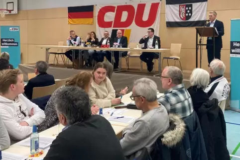 CDU-Kreisparteitag in Bann: Landrat Ralf Leßmeister schwört seine Parteifreunde auf den bevorstehenden Wahlkampf ein. 