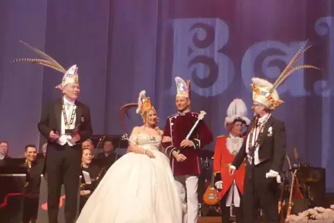  Royal: Stadtprinz Jochen I. sowie die seit 11. November amtierende Larissa I. zusammen mit Feuerio-Präsident Bodo Tschierschke 