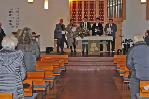 Willkommensgottesdienst in der protestantischen Kirche: Pfarrer Wolfgang Hust und das Presbyterium der Kirchengemeinde Schopp-Li