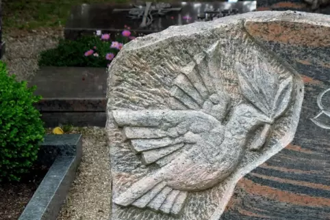 Friedenstauben gehören zu den klassischen Friedhofsmotiven: In Bann wurde nun eine Taube aus Messing gestohlen. 