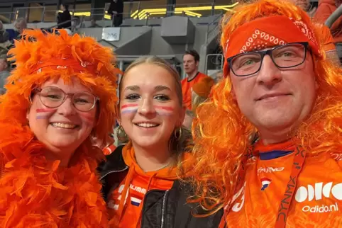  Ganz in Orange: Eddy Bokhavan war mit seiner Frau Saskia und Tochter Lindsey (Mitte) die ganze Woche über in Mannheim, um die n