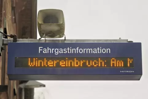 Die Deutsche Bahn warnte am Rammelsbacher Bahnhof vor dem Wintereinbruch. Im Kreis fielen zwar Züge aus, jedoch weniger wegen de
