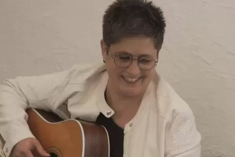 Die Liedermacherin Sandra Bronder aus Erfweiler ist bekannt für ihre Mundart-Lieder. Sie ist aber auch auf anderen musikalischen