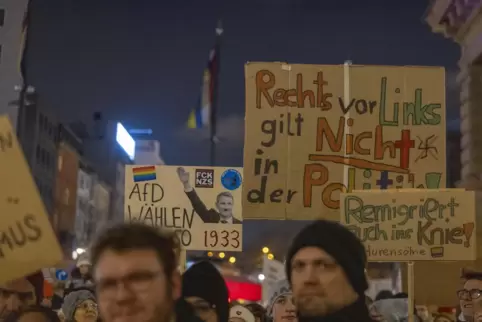 In Mainz sind am Donnerstagabend laut Polizei rund 5000 Menschen unter dem Motto „Zeichen gegen rechts“ auf die Straße gegangen.